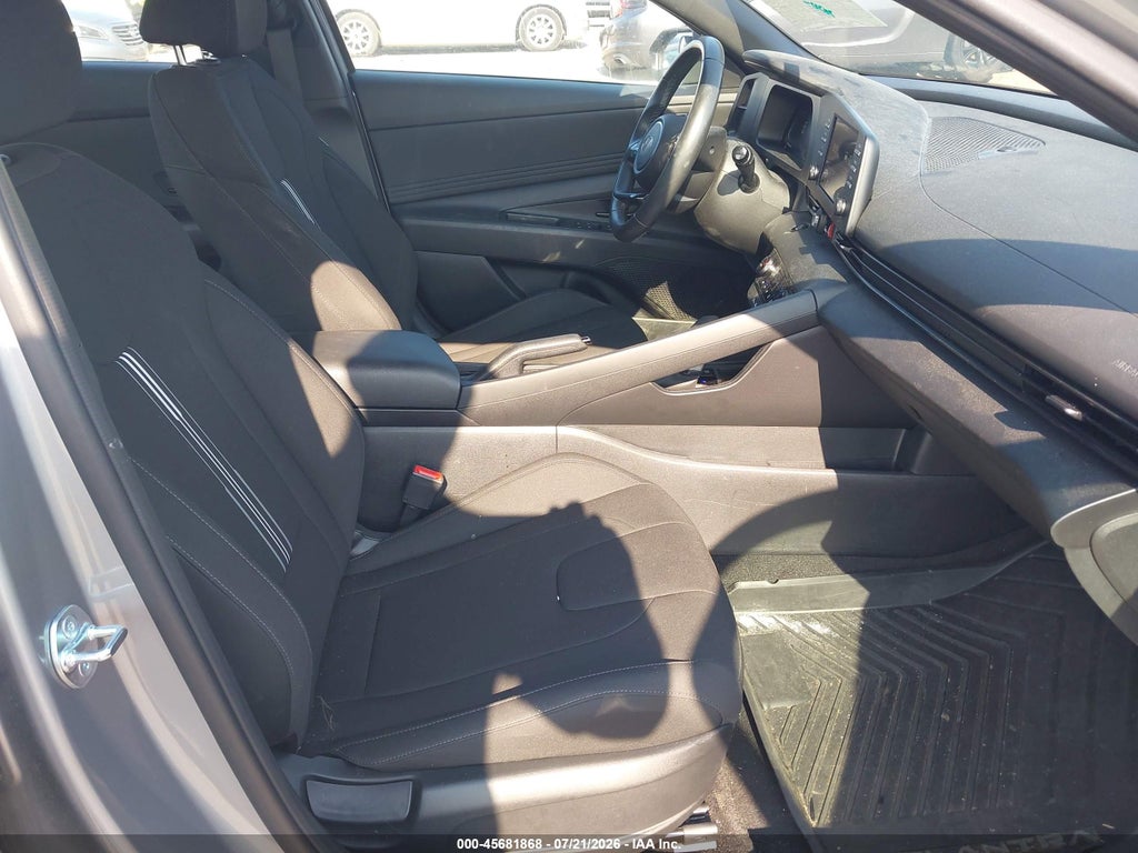 2025 Hyundai Elantra SEL Sport photo 5