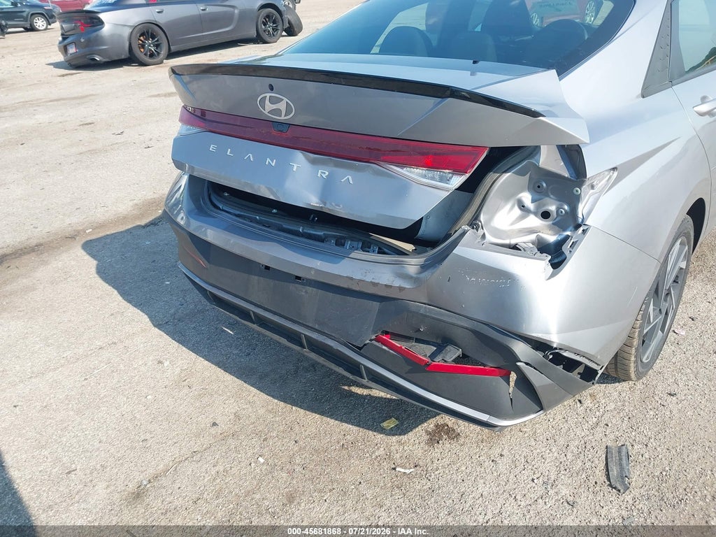 2025 Hyundai Elantra SEL Sport photo 6
