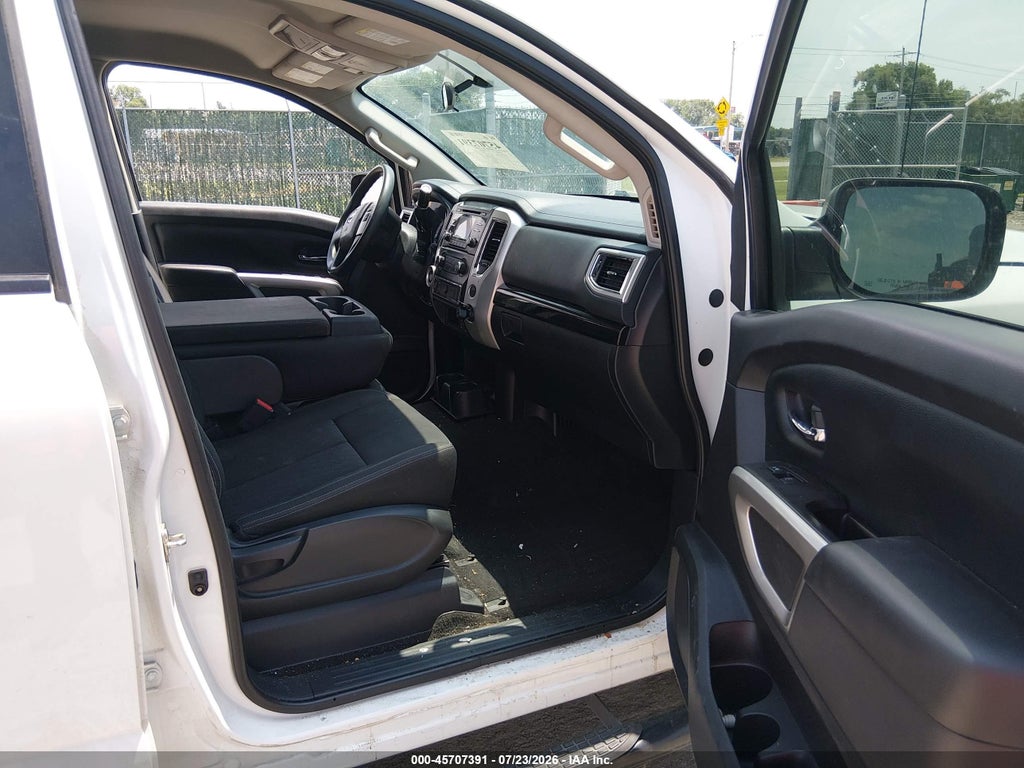 2018 Nissan Titan SV photo 5