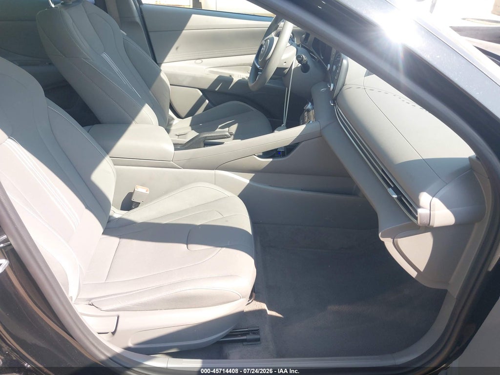 2023 Hyundai Elantra SEL photo 5