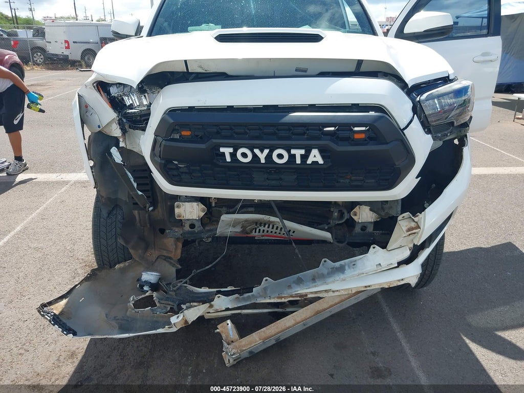 2016 Toyota Tacoma TRD Sport photo 6