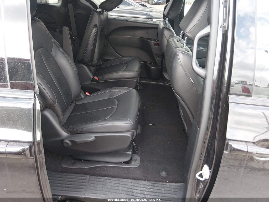 2020 Chrysler Pacifica Hybrid Touring L photo 8