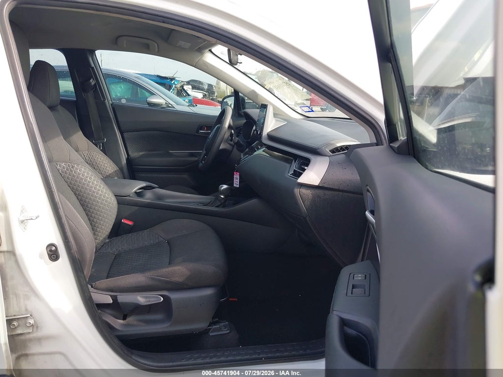 2021 Toyota C-HR LE photo 5