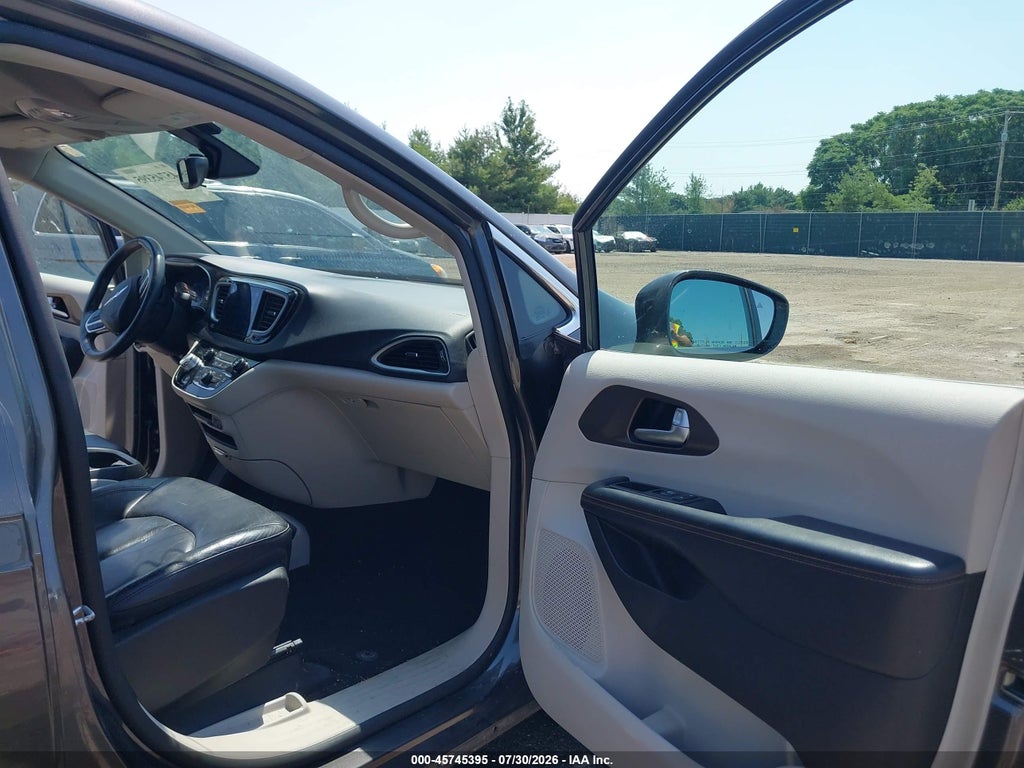 2017 Chrysler Pacifica Touring-L photo 5