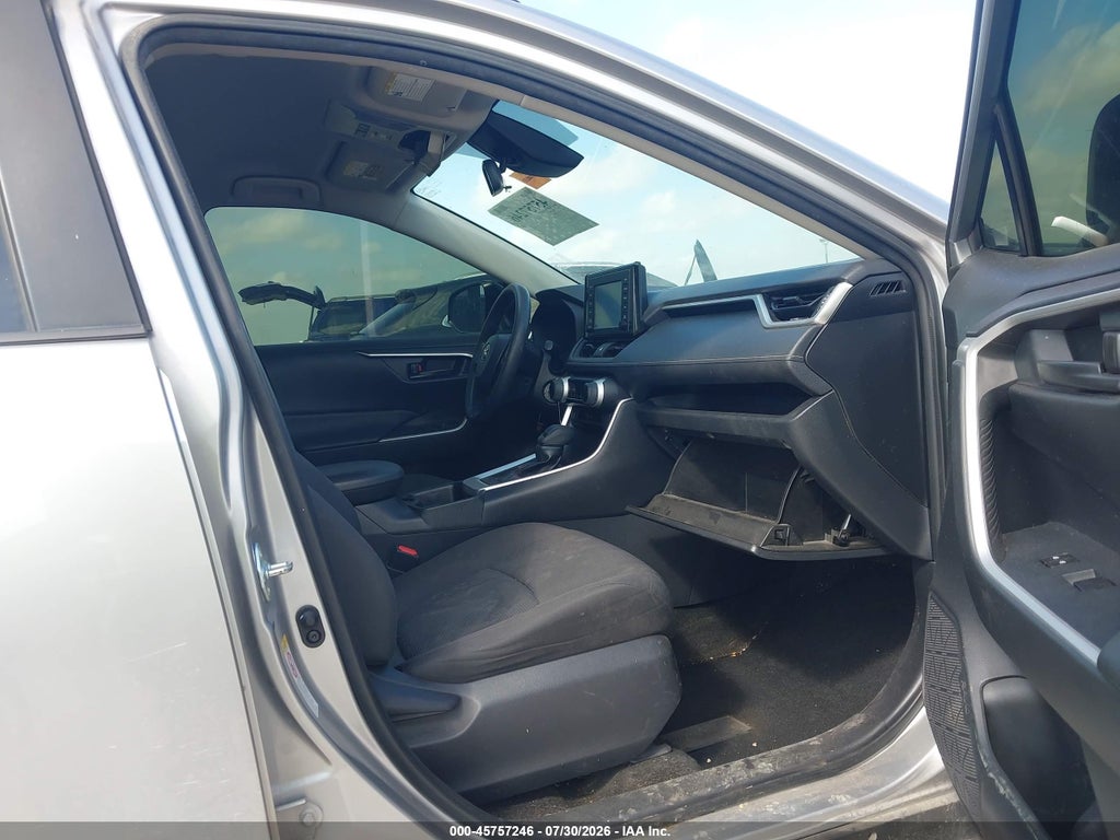 2019 Toyota RAV4 LE photo 5