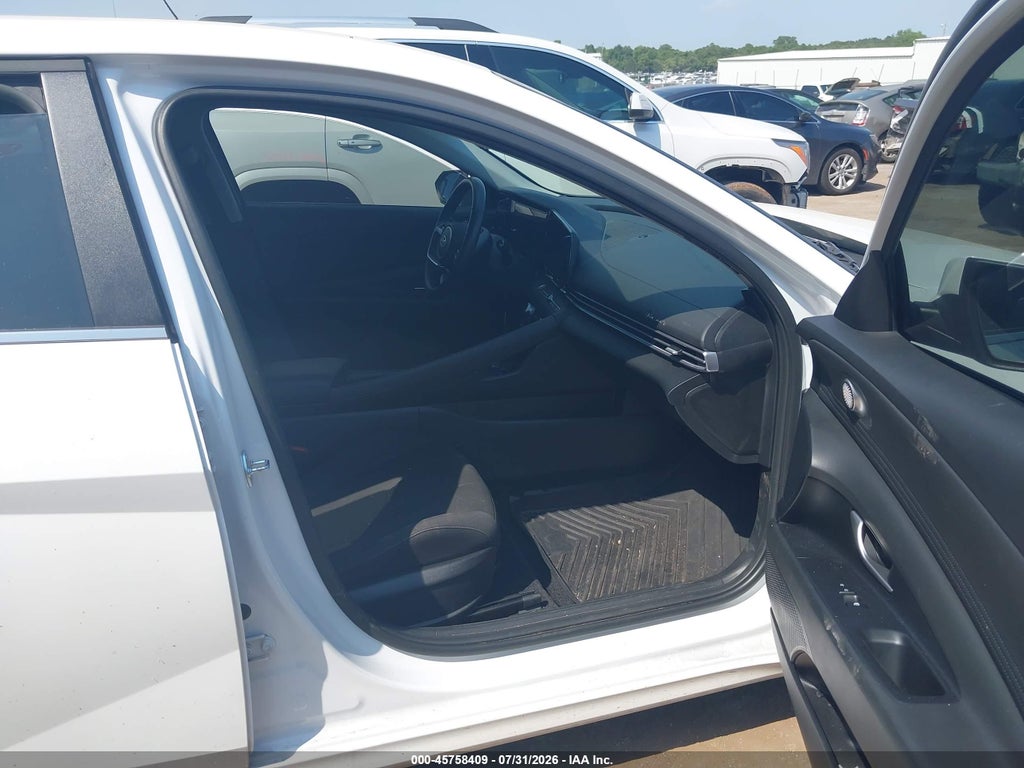 2025 Hyundai Elantra SEL Convenience photo 5