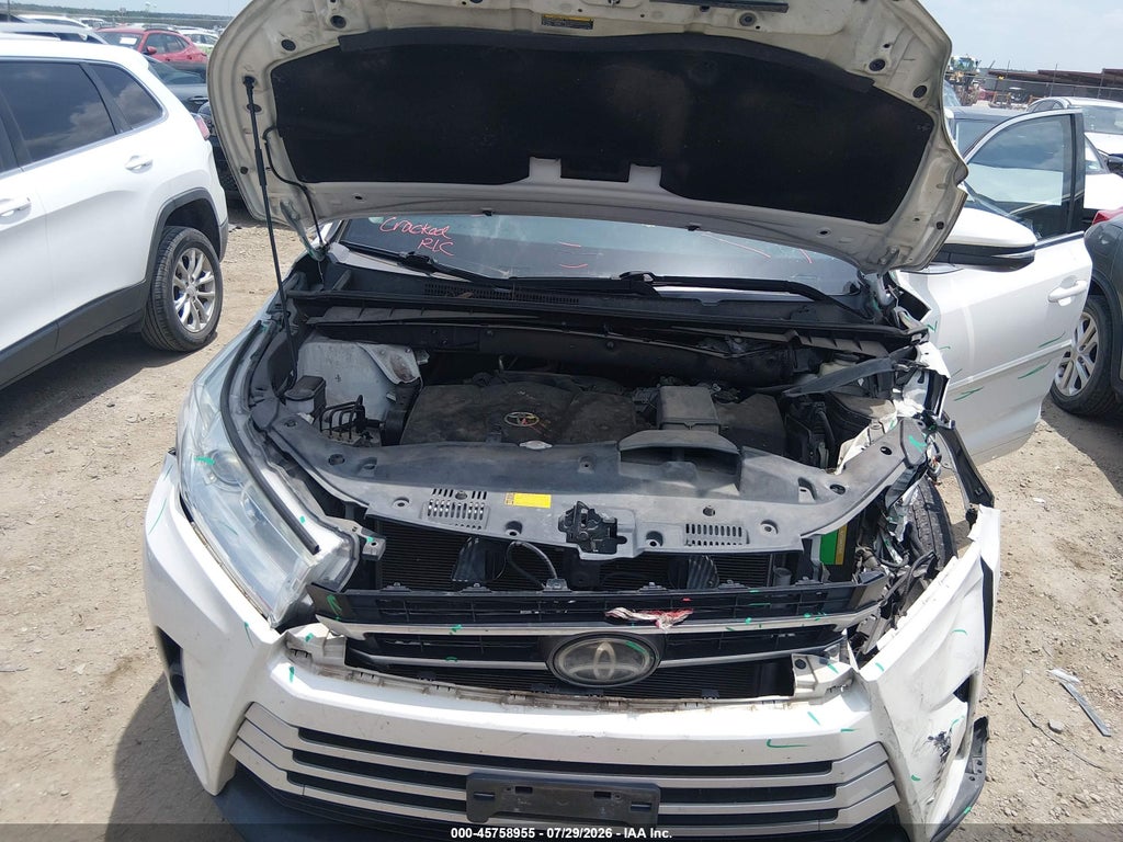 2018 Toyota Highlander LE photo 10