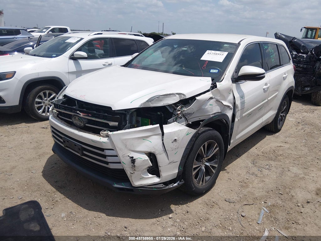 2018 Toyota Highlander LE photo 2