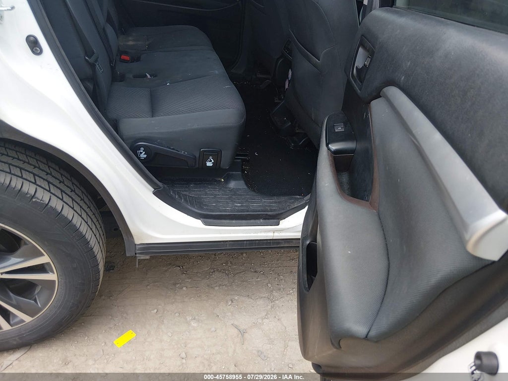2018 Toyota Highlander LE photo 8