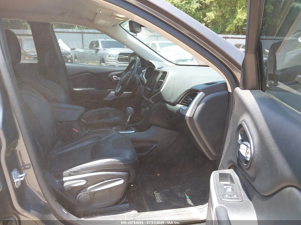 2018 Jeep Cherokee Latitude Plus FWD photo 5