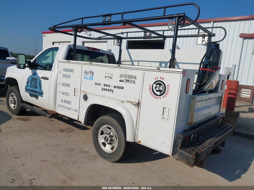 2009 GMC Sierra 2500HD Work Truck photo 3