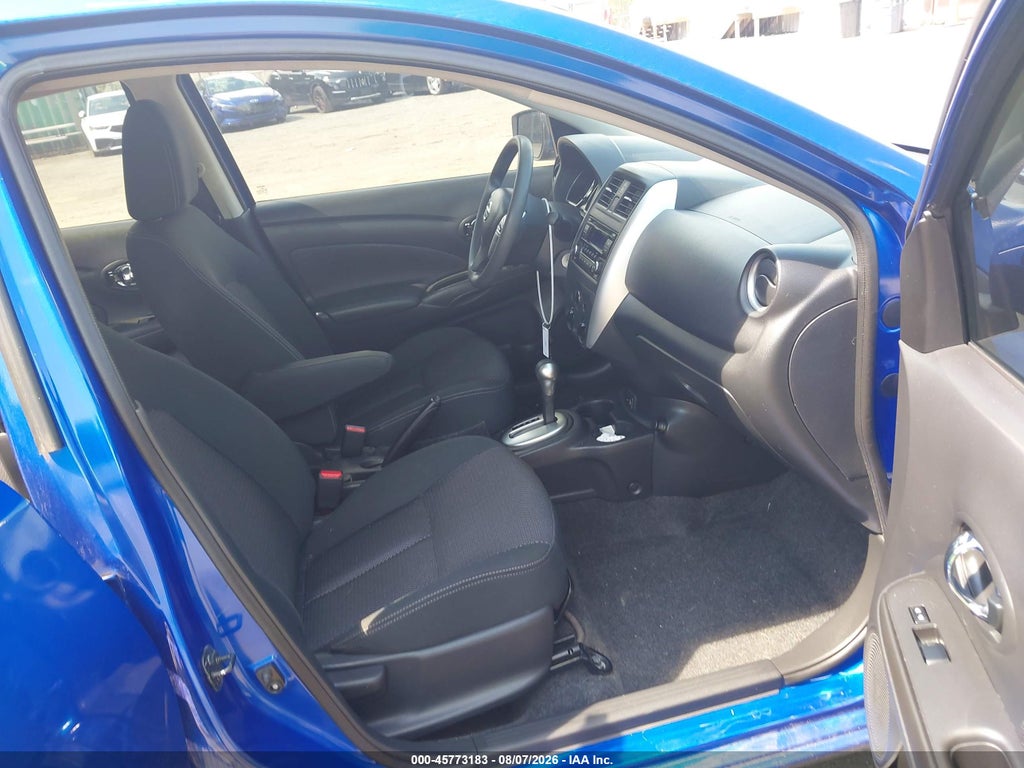 2017 Nissan Versa 1.6 SV photo 5