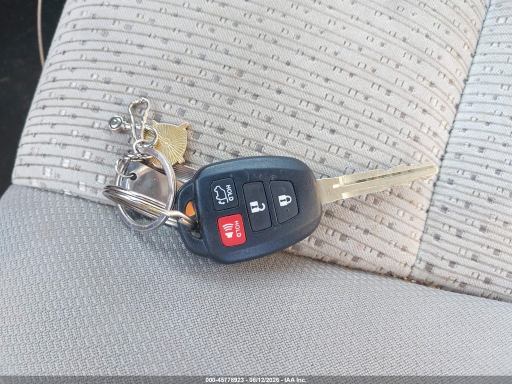 2014 Toyota Camry LE photo 11
