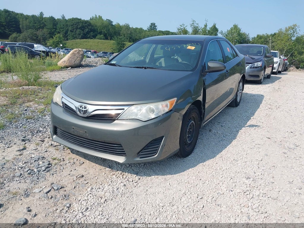 2014 Toyota Camry LE photo 2