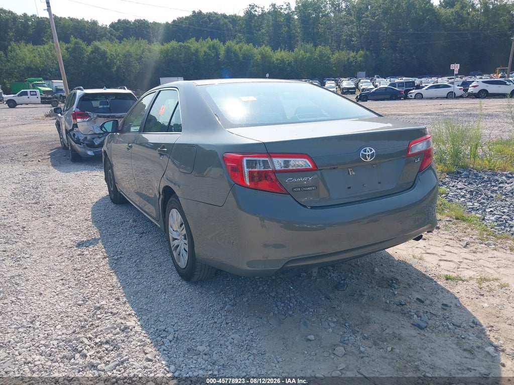 2014 Toyota Camry LE photo 3