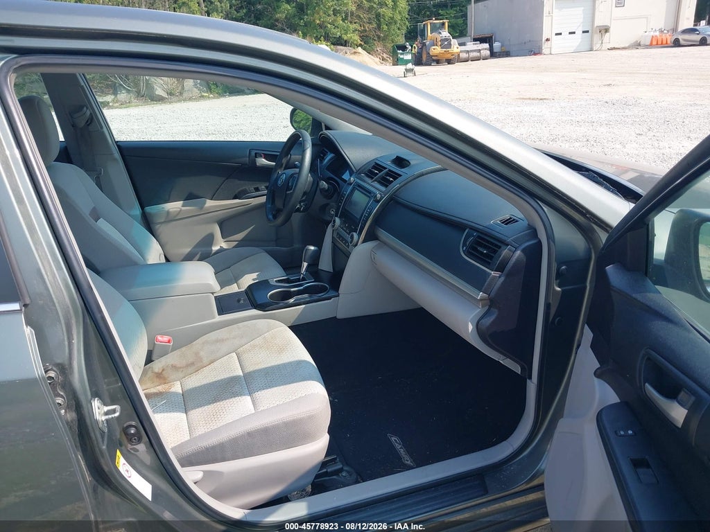 2014 Toyota Camry LE photo 5