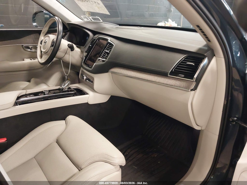 2024 Volvo XC90 Recharge Plug-IN Hybrid T8 Ultimate Bright Theme 7-Seater photo 5