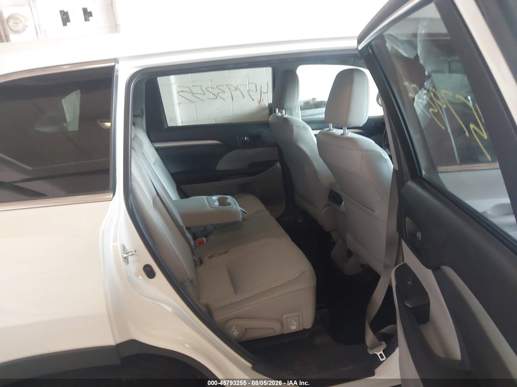 2015 Toyota Highlander LE Plus V6 photo 8