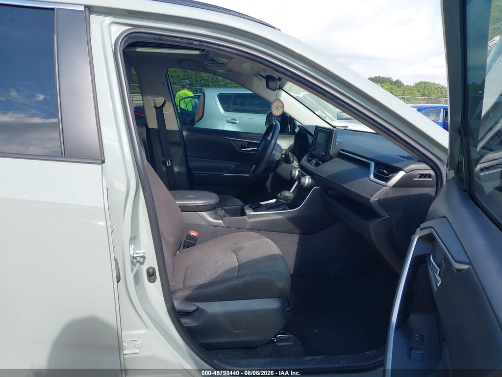2022 Toyota RAV4 XLE photo 5