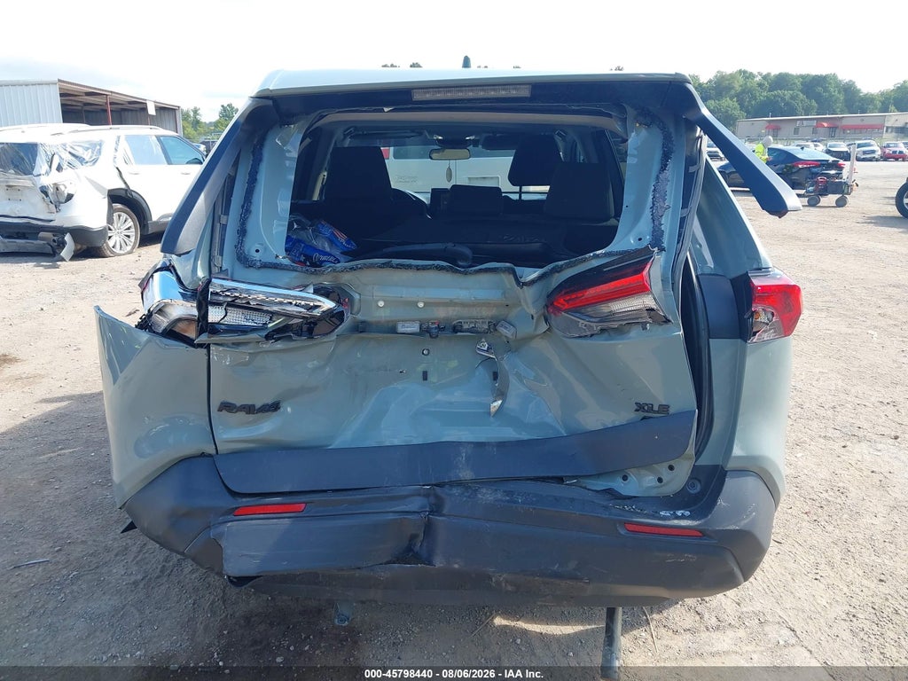 2022 Toyota RAV4 XLE photo 6