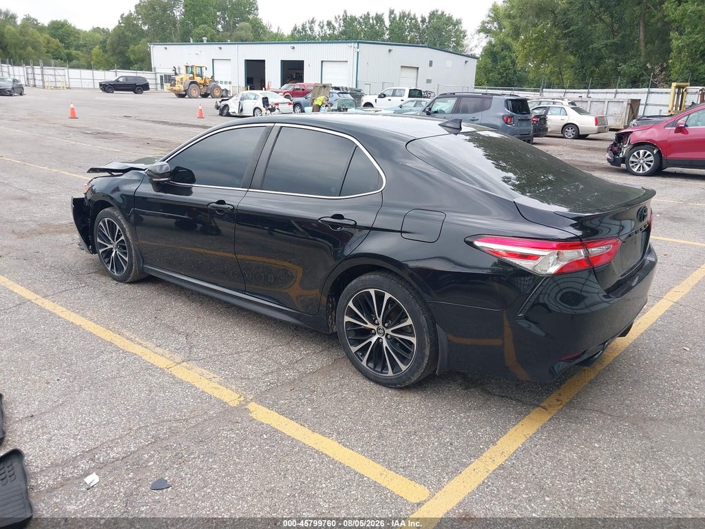 2020 Toyota Camry SE photo 3