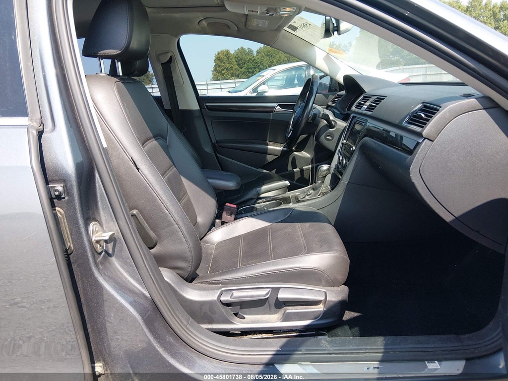 2019 Volkswagen Passat 2.0T SE R-Line photo 5