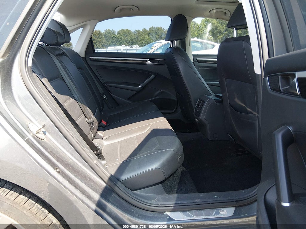 2019 Volkswagen Passat 2.0T SE R-Line photo 8