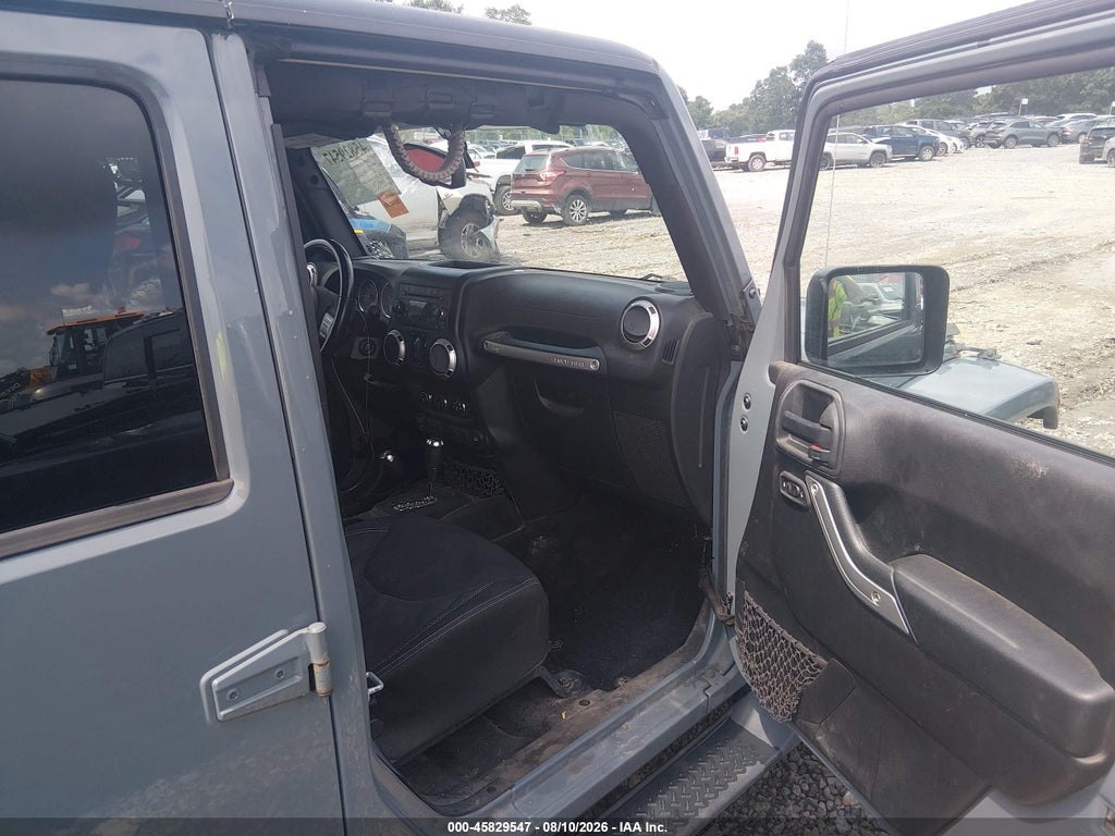 2015 Jeep Wrangler Unlimited Sahara photo 5