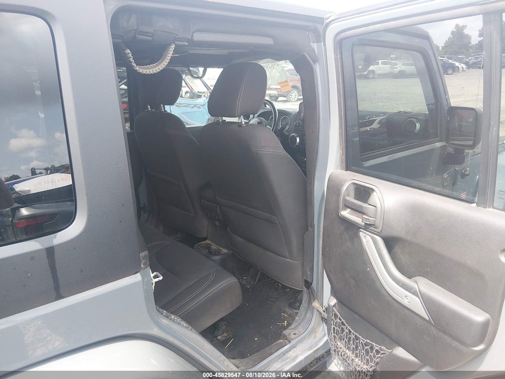 2015 Jeep Wrangler Unlimited Sahara photo 8