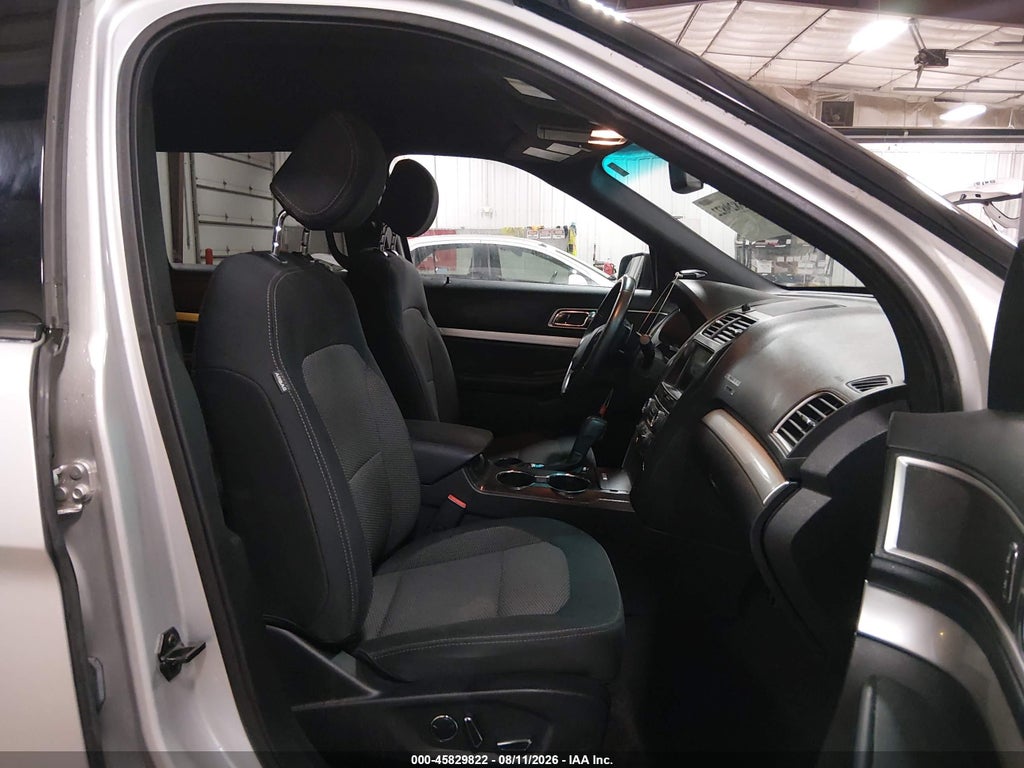 2016 Ford Explorer XLT photo 5