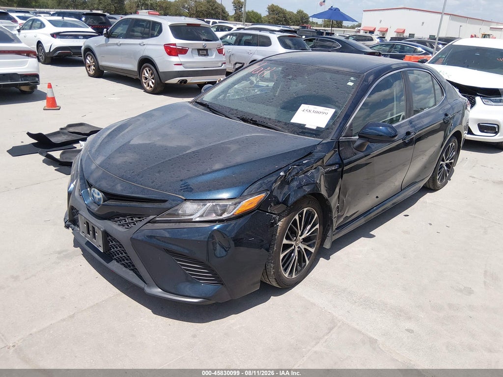 2020 Toyota Camry SE Hybrid photo 2
