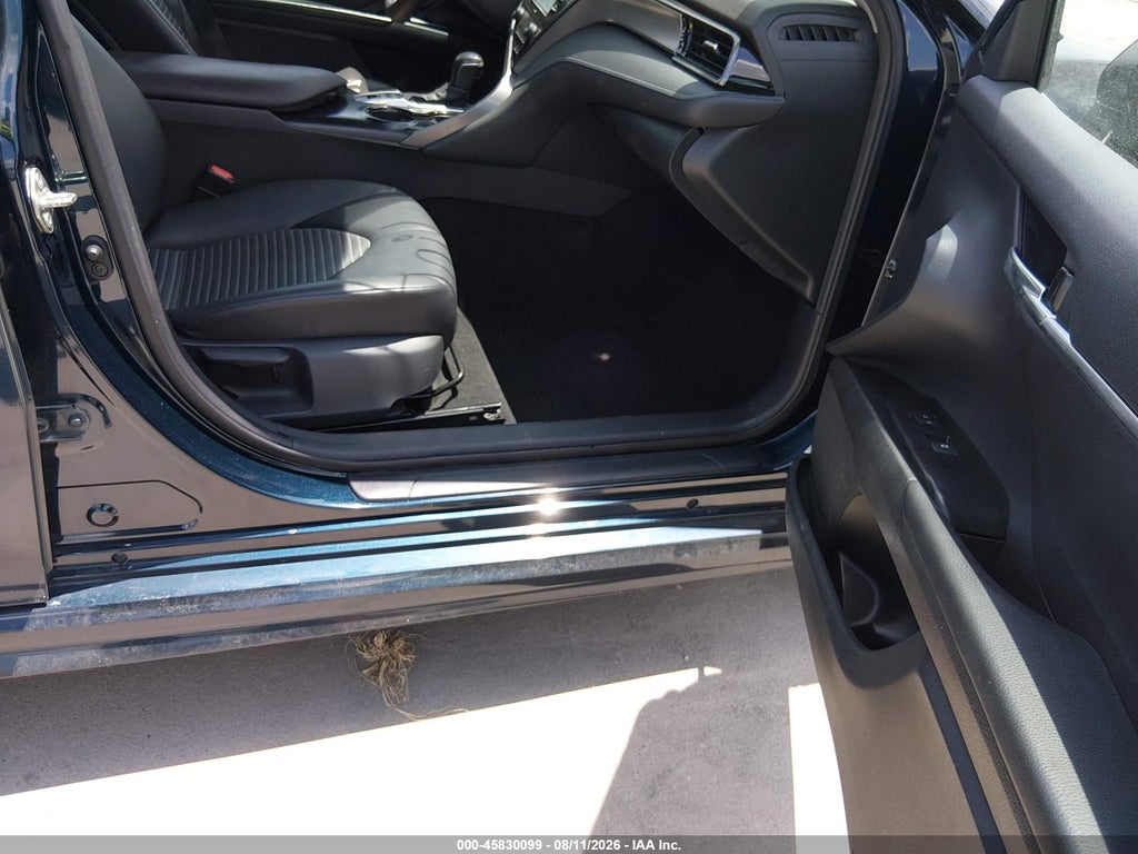 2020 Toyota Camry SE Hybrid photo 5