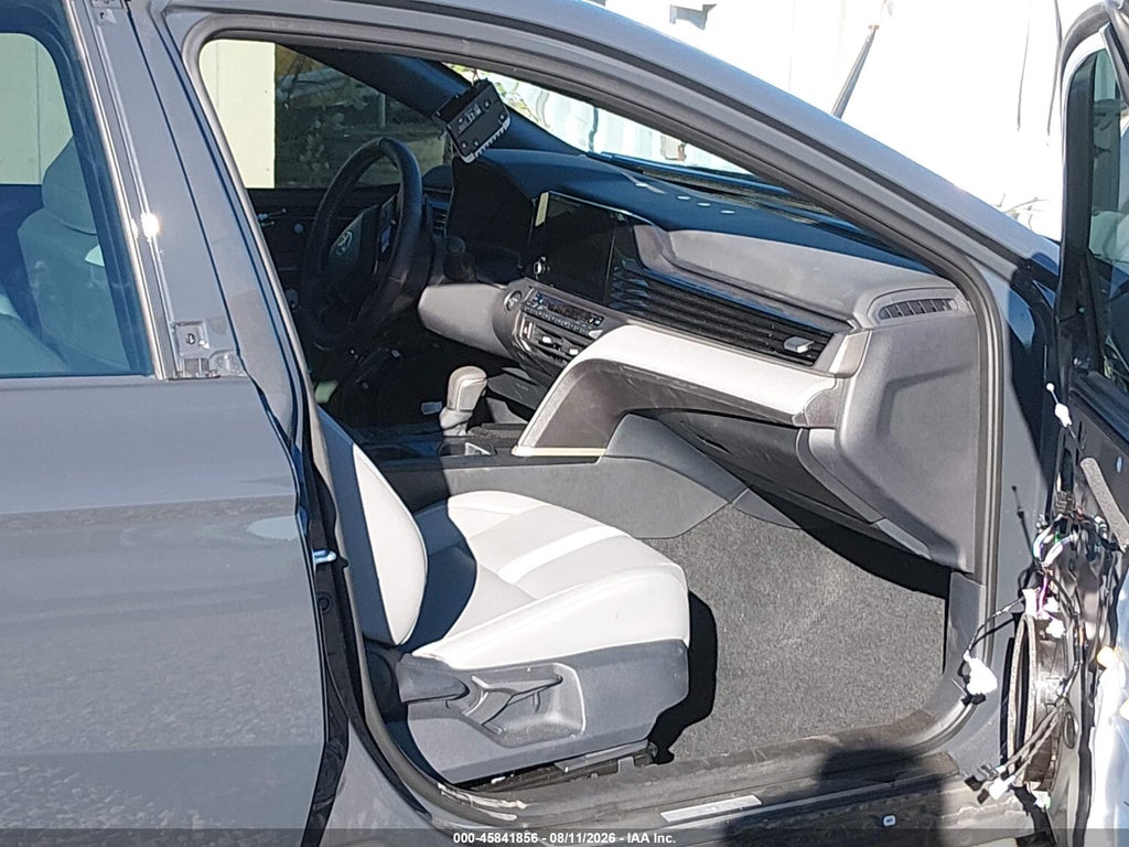 2025 Toyota Camry SE photo 5
