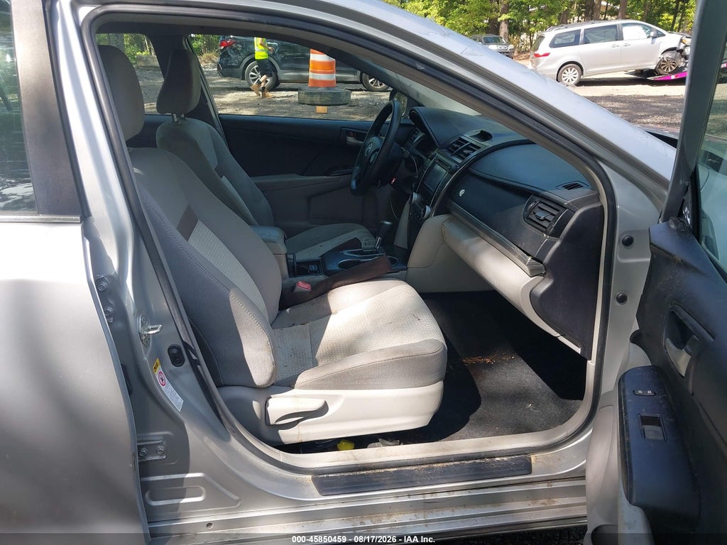 2014 Toyota Camry LE photo 5