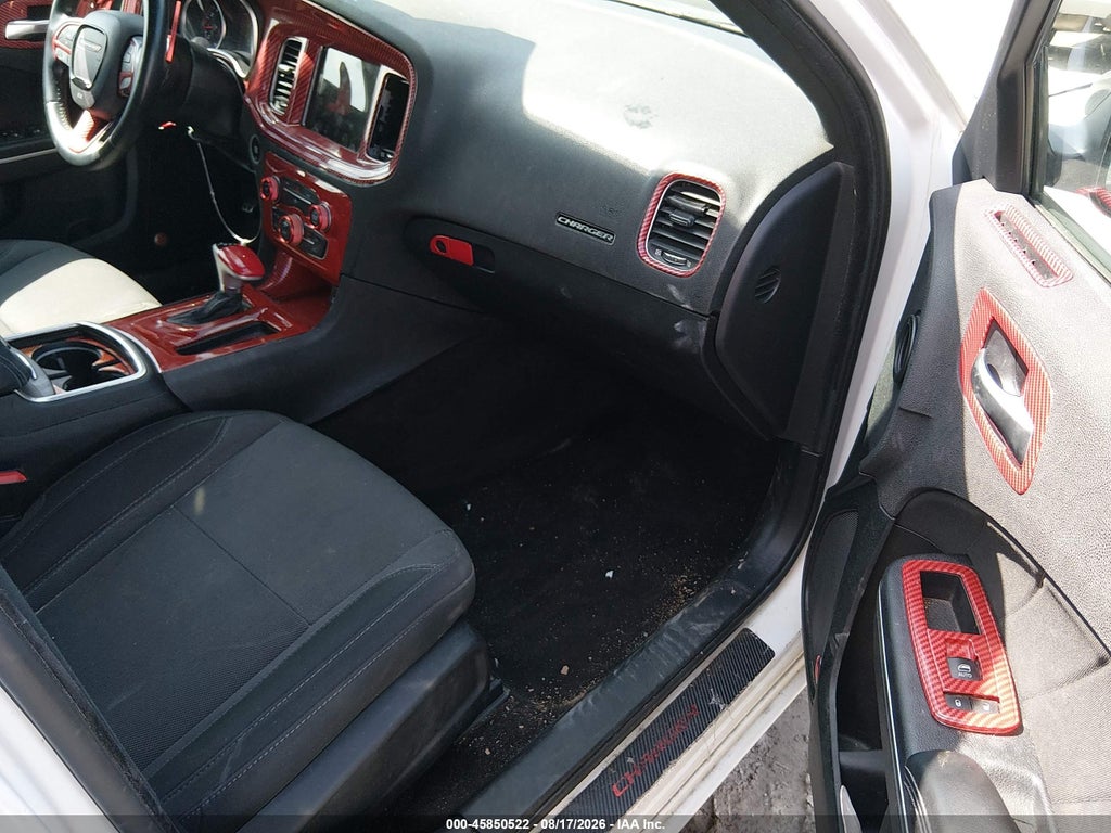 2016 Dodge Charger SXT photo 5