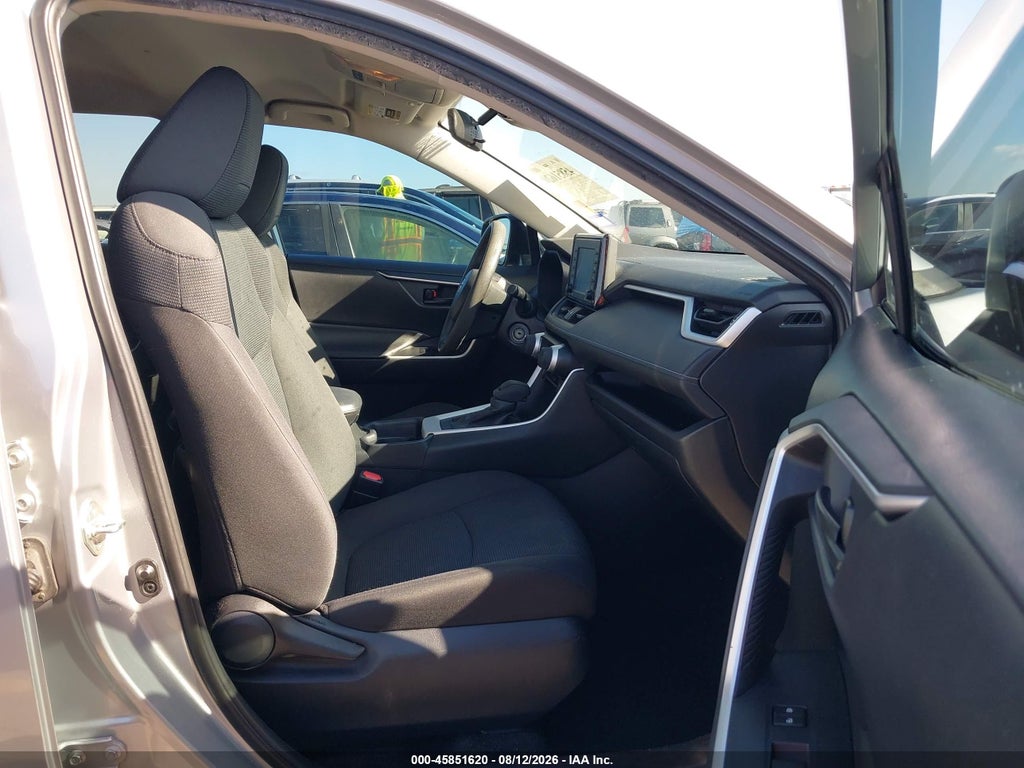 2020 Toyota RAV4 LE photo 5