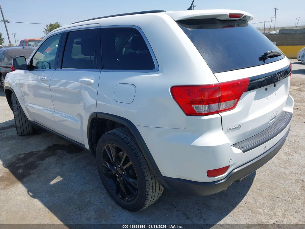 2013 Jeep Grand Cherokee Laredo Altitude photo 3