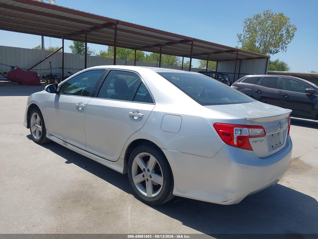 2013 Toyota Camry SE photo 3
