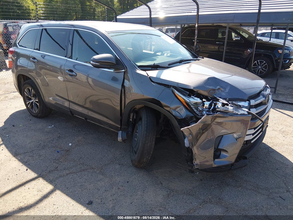 2018 Toyota Highlander LE photo 1