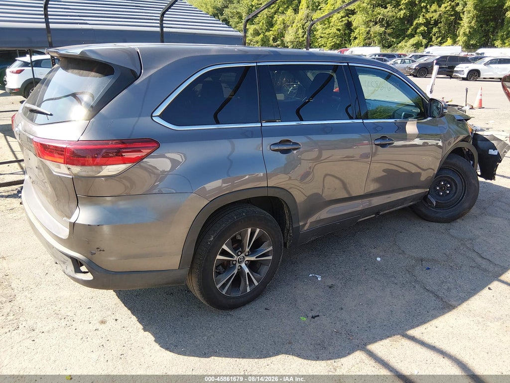 2018 Toyota Highlander LE photo 4