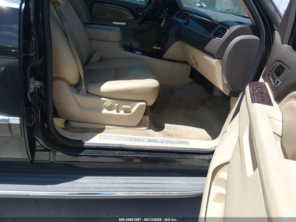 2011 GMC Yukon XL 1500 Denali photo 5