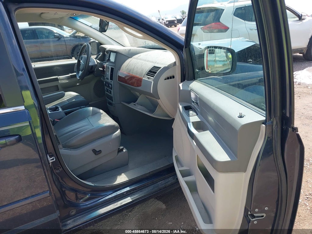 2008 Chrysler Town & Country Touring photo 5