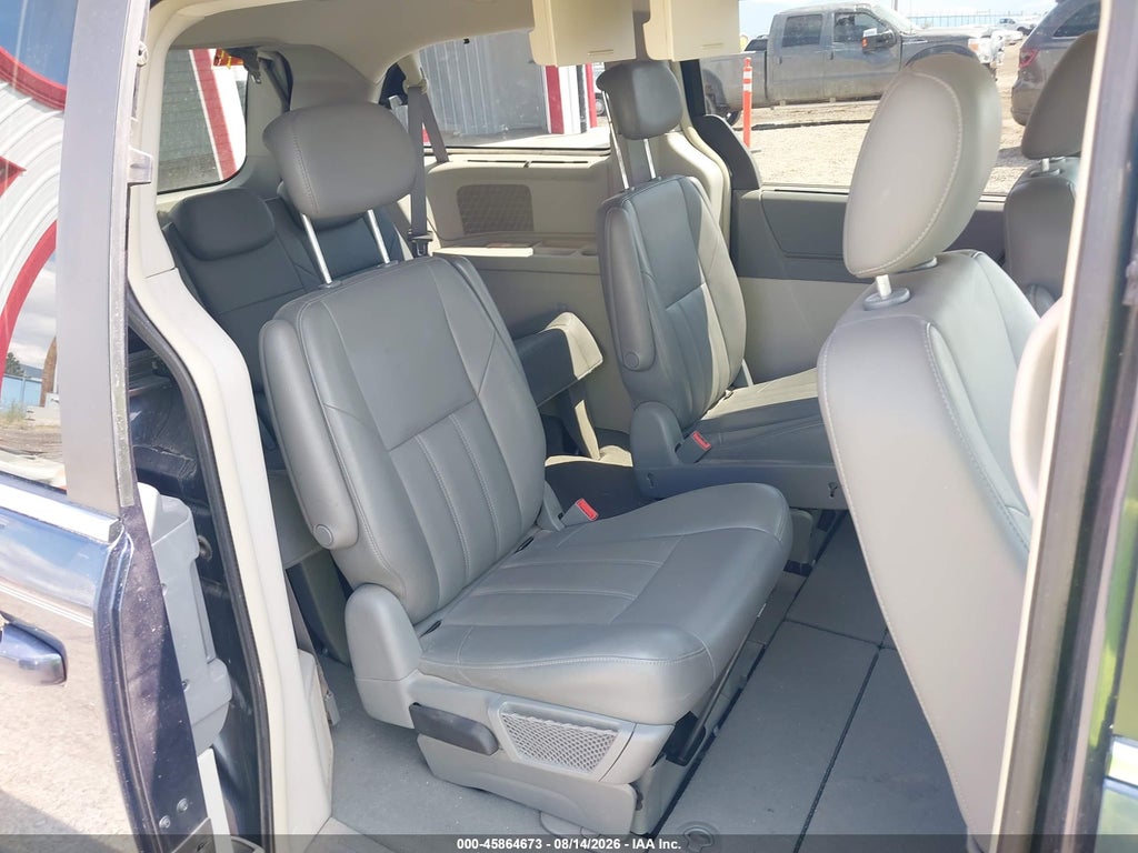 2008 Chrysler Town & Country Touring photo 8