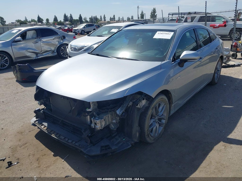 2020 Toyota Avalon Hybrid XLE photo 2
