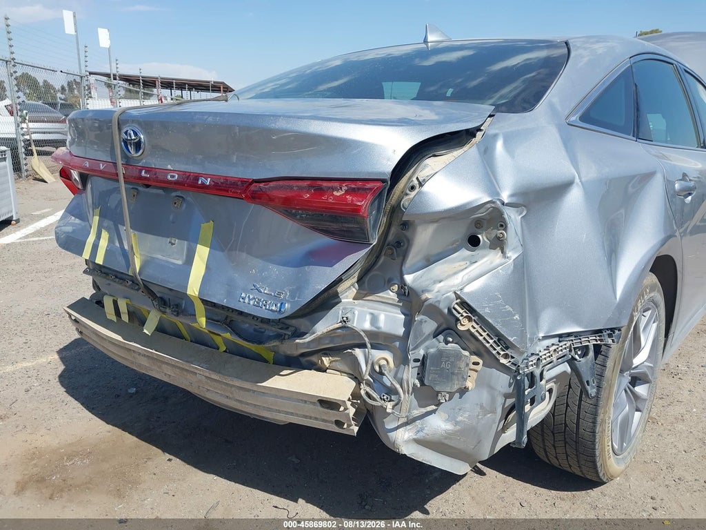 2020 Toyota Avalon Hybrid XLE photo 6