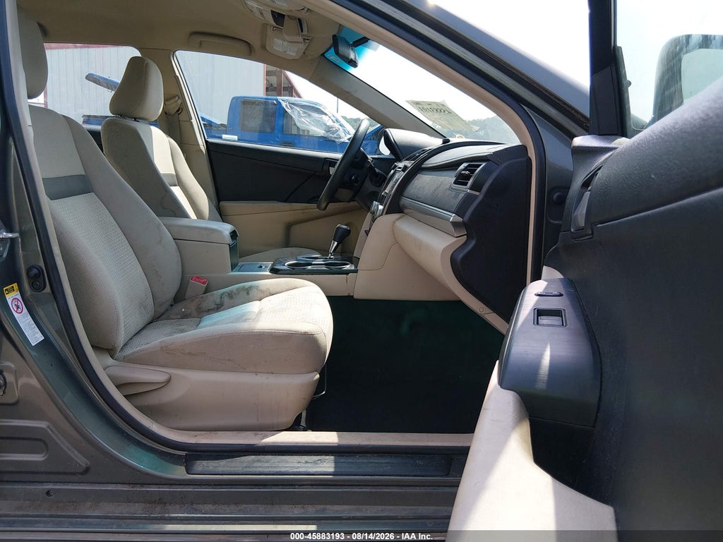 2014 Toyota Camry LE photo 5