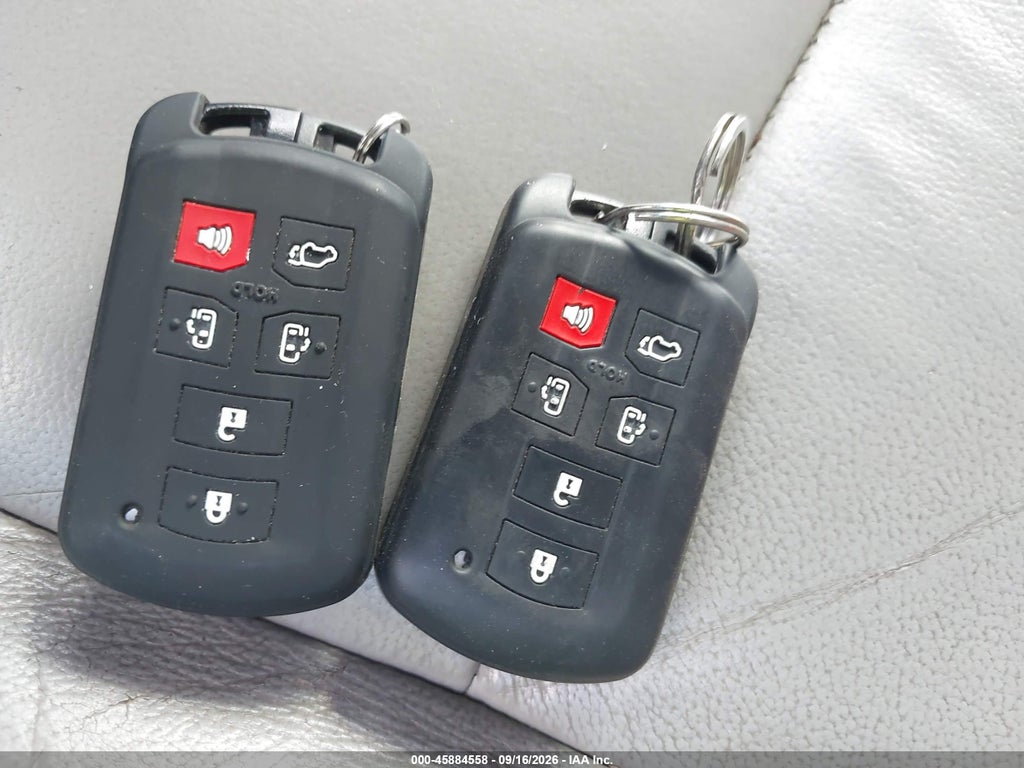 2017 Toyota Sienna XLE 8 Passenger photo 11