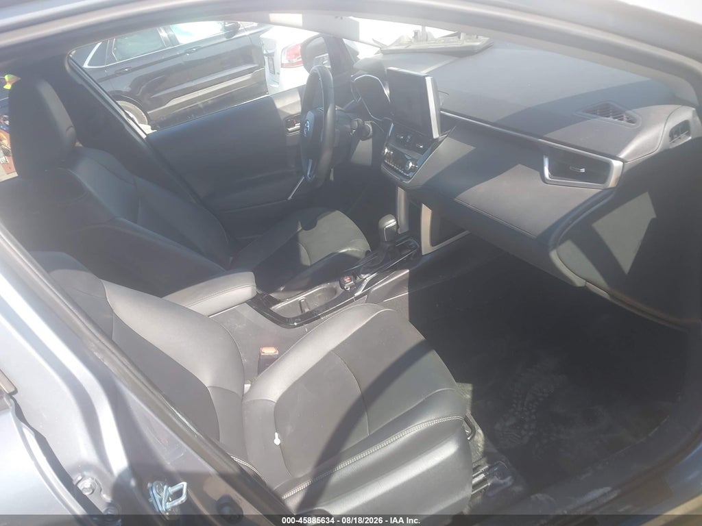 2024 Toyota Corolla Cross XLE photo 5