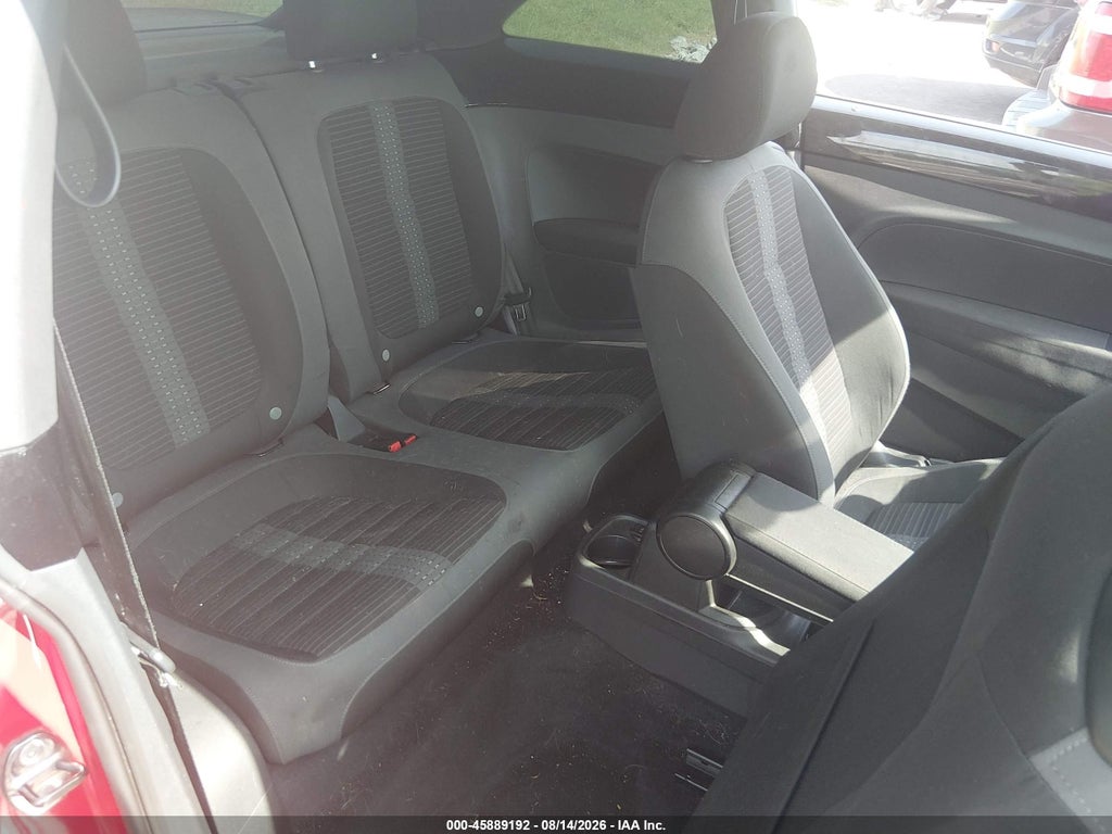 2013 Volkswagen Beetle 2.0T Turbo photo 8