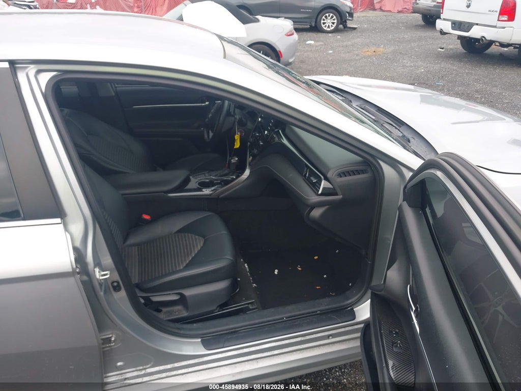 2022 Toyota Camry SE photo 5
